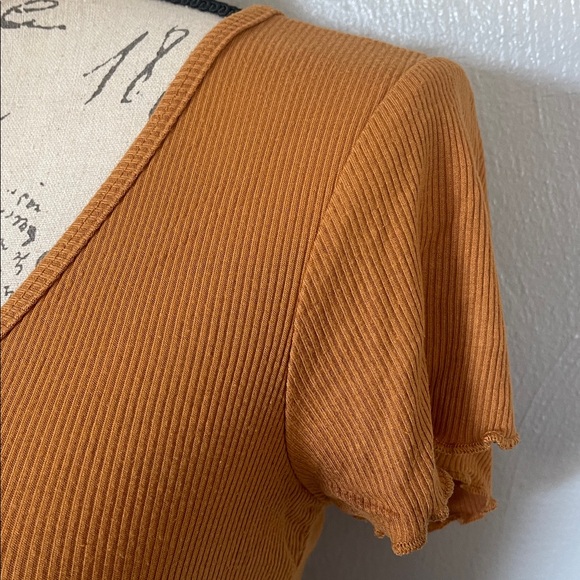 Bozzolo Mustard Ribbed Lettuce Edge Short Sleeve V Neck Top Size Medium - Picture 2 of 5